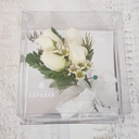 A - Corsage para pecho de Mini Rosas Blancas